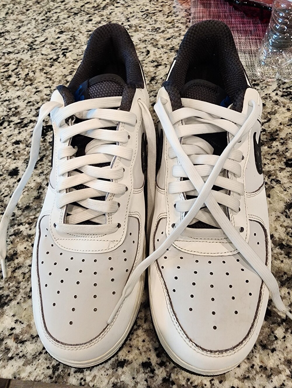 Nike Men’s White and Black Low-Top Sneakers